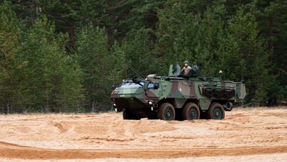 Латвийские военные показывают возможности бронетранспортера Patria 6х6 на военном полигоне в Адажи 