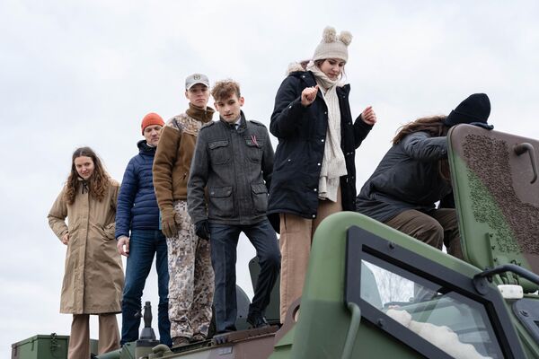 Победители фотоконкурса &quot;Памятник моей свободы&quot; посетили военный полигон в Адажи - Sputnik Латвия
