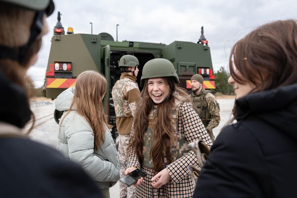 Победители фотоконкурса &quot;Памятник моей свободы&quot; посетили военный полигон в Адажи - Sputnik Латвия