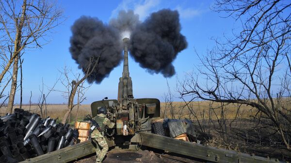 Боевая работа 152-мм гаубицы Мста-Б ВС РФ в зоне спецоперации - Sputnik Латвия