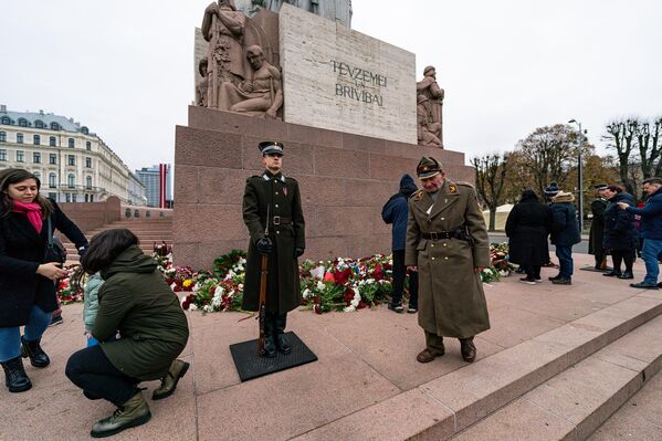 У памятника Свободы состоялись торжественные мероприятия. - Sputnik Латвия