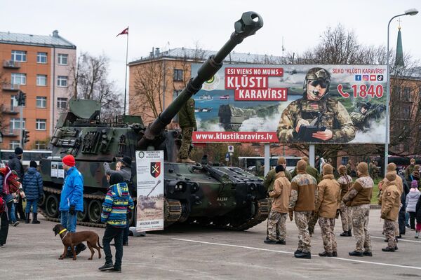 Парад завершился демонстрацией вооружения, техники и транспортных средств Вооруженных сил Латвии и ее союзников. - Sputnik Латвия