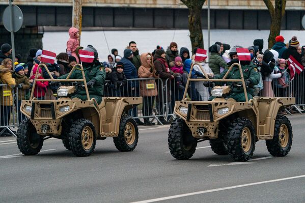 В военном параде приняли участие около 1500 земессаргов, полицейских, пограничников, пожарных и яунсаргов. - Sputnik Латвия