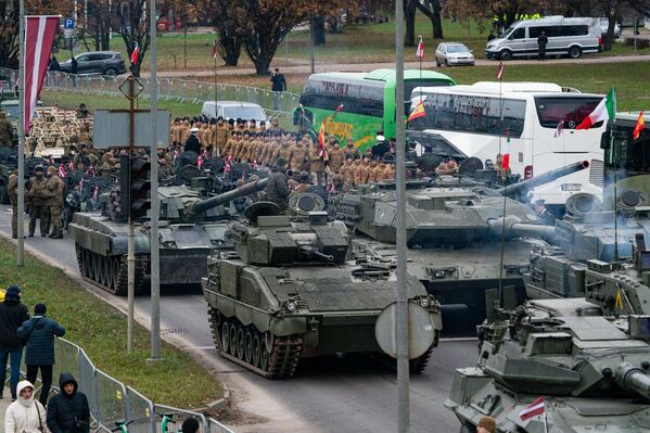 Парад прошел на набережной 11 Ноября в Риге. - Sputnik Латвия
