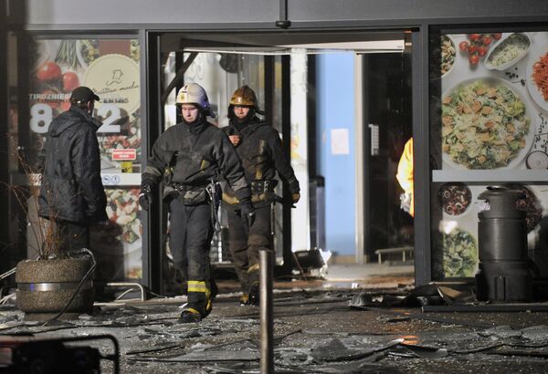 Сотрудники пожарно-спасательной службы на месте трагедии.  - Sputnik Латвия