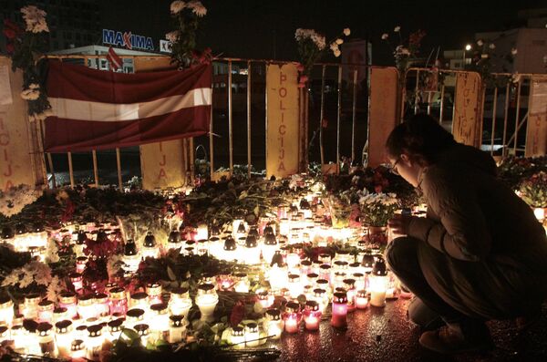 Каждый год в годовщину рижане несут цветы и свечи к месту трагедии в память о погибших.  - Sputnik Латвия