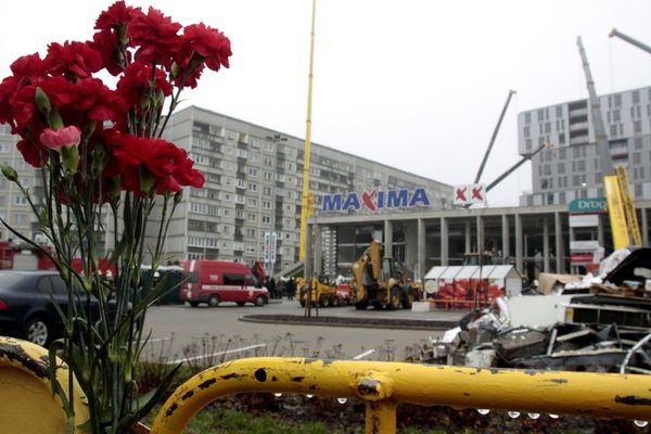 Каждый год в годовщину рижане несут цветы и свечи к месту трагедии в память о погибших - Sputnik Латвия