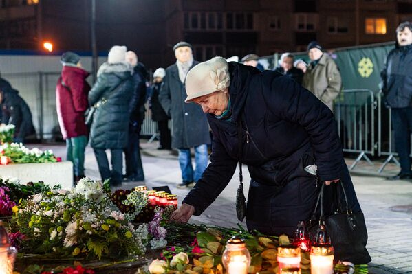 Многие пришедшие на акцию люди потеряли близких в тот страшный день.  - Sputnik Латвия