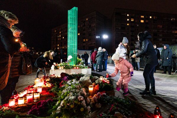 Среди погибших покупатели, сотрудники ТЦ и спасатели.  - Sputnik Латвия