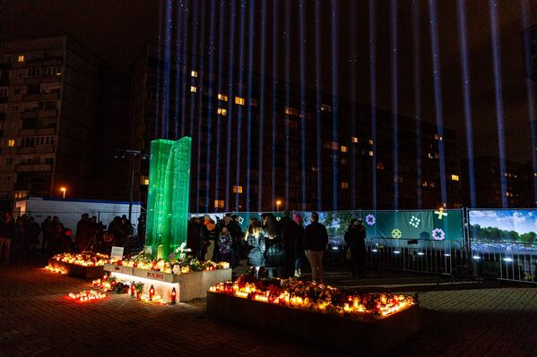 В память о жертвах трагедии в небо были направлены 54 луча света. - Sputnik Латвия
