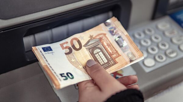 Снятие евро из банкомата - Sputnik Латвия