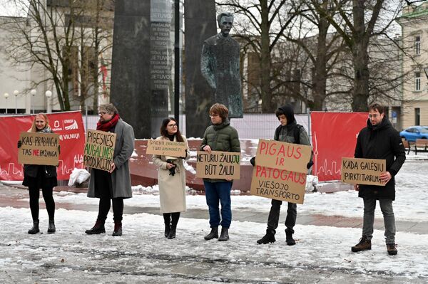 В субботу, 25 ноября, на площади Винцаса Кудирки состоялась гражданская акция с требованием снизить цены на экологически чистые товары и услуги. - Sputnik Латвия