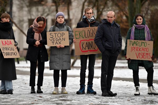 По словам протестующих, в условиях роста инфляции большая часть общества пытается экономить, и хотя они согласны с необходимостью внесения изменений для смягчения последствий изменения климата, однако финансовое положение не позволяет им это сделать. - Sputnik Латвия