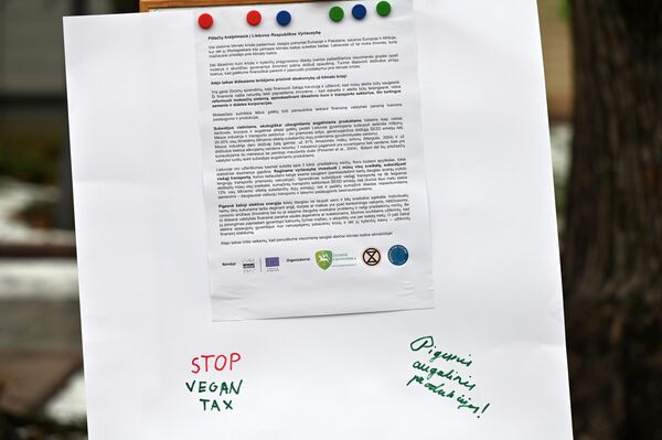На фото: документ — обращение граждан Литвы к правительству с требованиями, заявленными во время протеста. - Sputnik Латвия