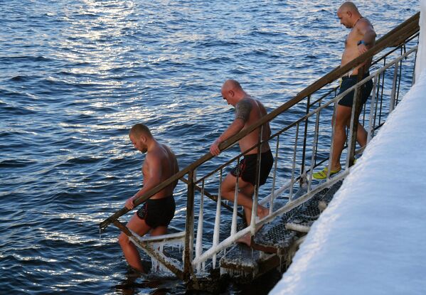 Мужчины купаются в морозный день во Владивостоке - Sputnik Латвия