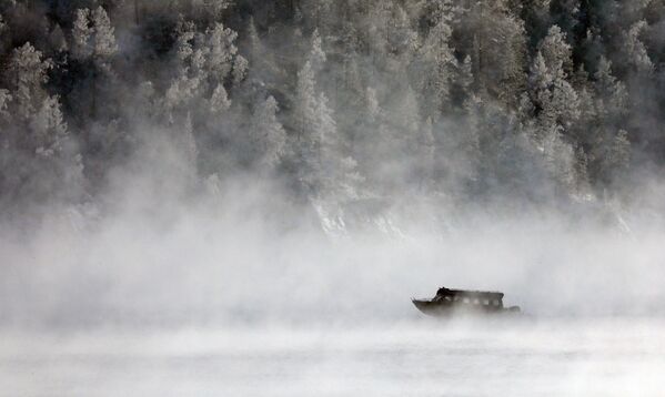 Катер в морозном тумане на акватории Енисея в Красноярском крае - Sputnik Латвия