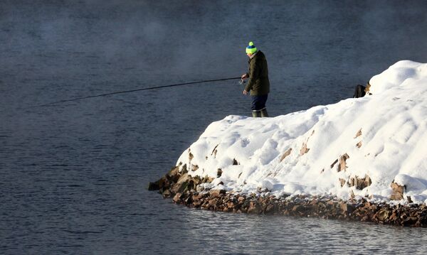 Рыбак на берегу Енисея в морозный день в Красноярском крае - Sputnik Латвия
