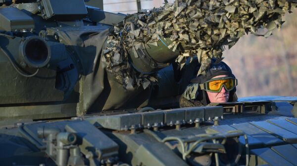 Член экипажа модернизированного танка Т-62 ВС РФ в зоне спецоперации - Sputnik Латвия
