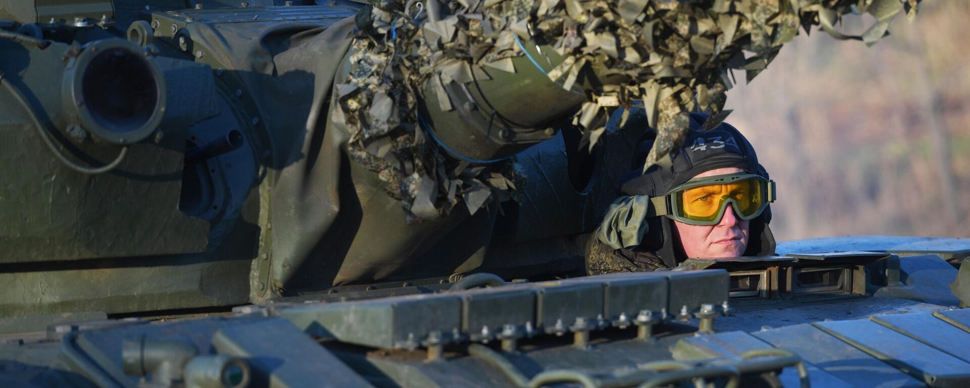 Член экипажа модернизированного танка Т-62 ВС РФ в зоне спецоперации - Sputnik Латвия, 1920, 04.12.2023