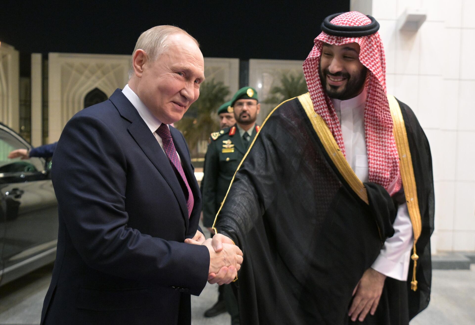 Президент РФ Владимир Путин и председатель Совета министров Саудовской Аравии наследный принц Мухаммед бен Сальман Аль Сауд в Эр-Рияде - Sputnik Латвия, 1920, 07.12.2023