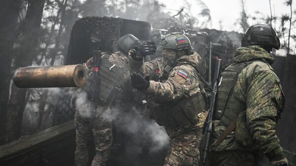 Контрбатарейная борьба артиллерии ЦВО на Краснолиманском направлении СВО - Sputnik Латвия