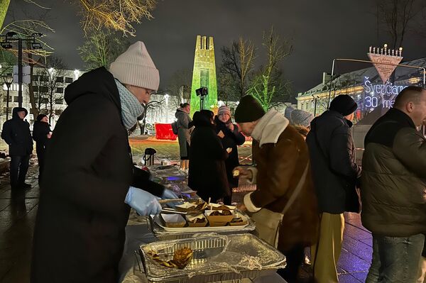 Также организаторы праздника угощали всех желающих теплым чаем и национальными еврейскими блюдами. - Sputnik Латвия