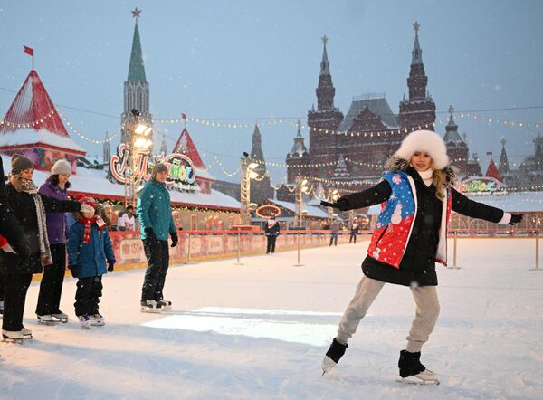 &quot;Зима - это лучшее время для открытых катков, и я очень рада, что могу встретиться со всеми желающими на льду ГУМ-катка в рамках мастер-классов&quot;, - призналась фигуристка. - Sputnik Латвия