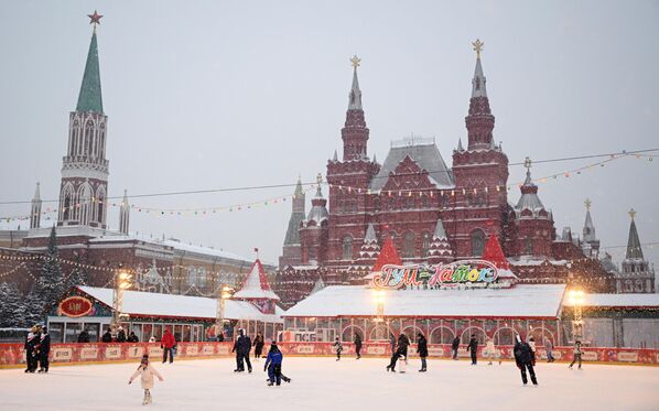ГУМ-каток на Красной площади открылся 30 ноября, накануне зимы. - Sputnik Латвия