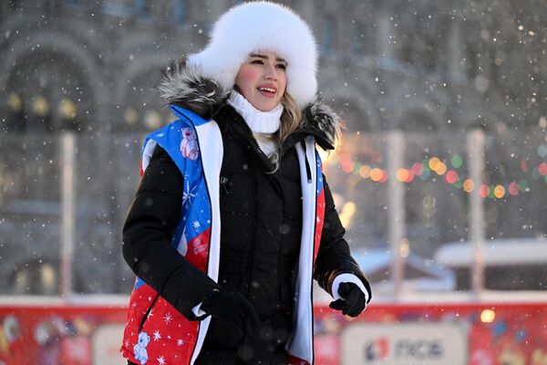 По словам Алины Загитовой, она счастлива, что люди имеют возможность попробовать ее любимый вид спорта и влюбиться в него. - Sputnik Латвия