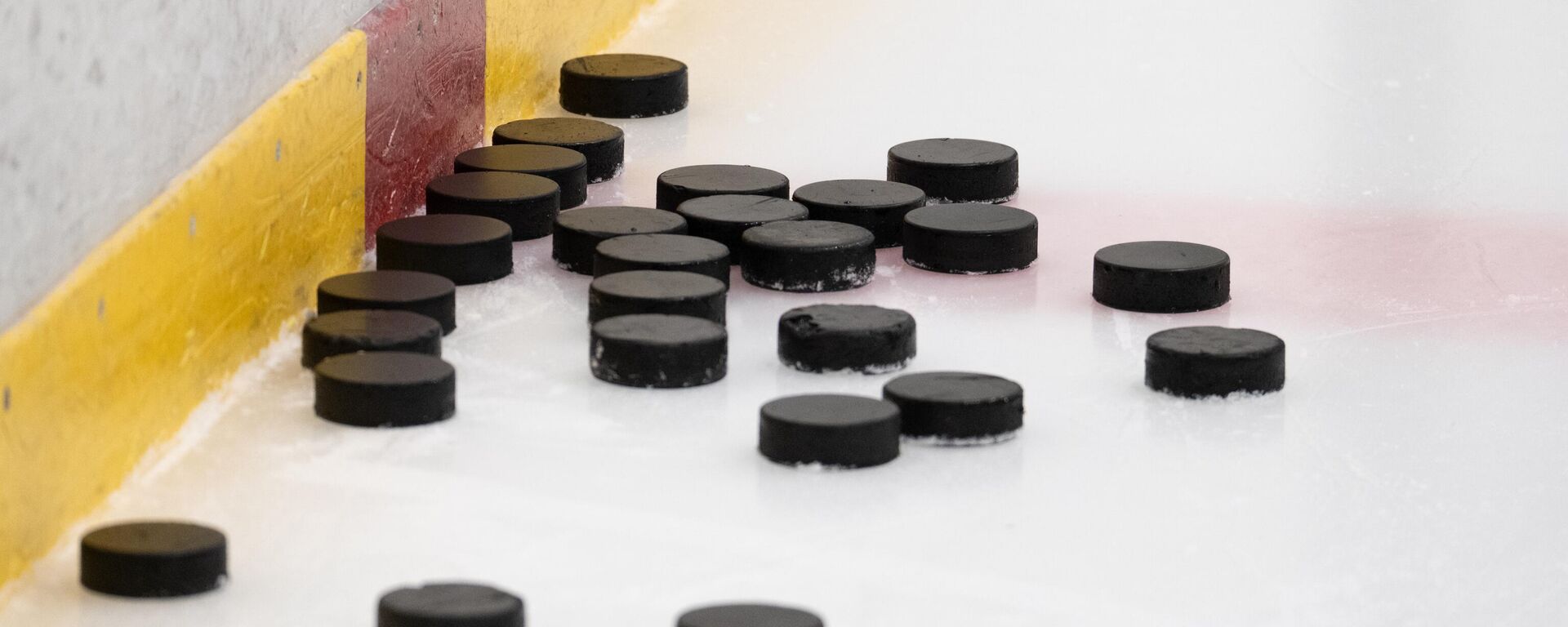 Хоккейные шайбы Хоккейные шайбы - Sputnik Латвия, 1920, 16.02.2026