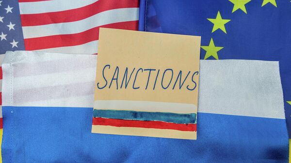 Надпись Санкции на фоне флагов США, Евросоюза и России - Sputnik Латвия