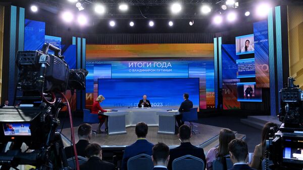 Прямая линия и большая пресс-конференция президента РФ В. Путина - Sputnik Латвия