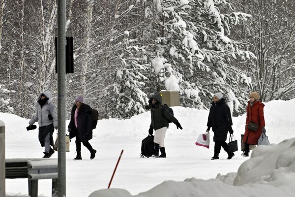 Группа мигрантов, пытающихся пересечь российко-финскую границу. - Sputnik Латвия