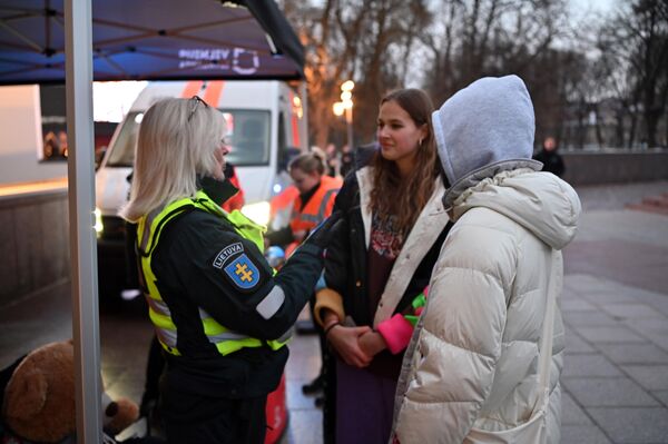 На фото: сотрудники полиции рассказывают жителям о правилах безопасности. - Sputnik Латвия