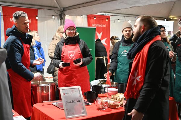В Вильнюсе на Кафедральной площади 21 декабря прошла благотворительная акция &quot;Мальтийский суп&quot;. - Sputnik Латвия