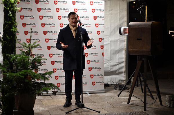 На фото: мэр Вильнюса Валдас Бенкунскас на акции &quot;Мальтийский суп&quot; в Вильнюсе. - Sputnik Латвия