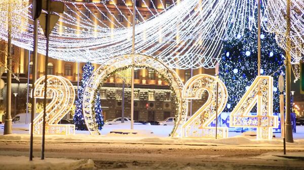 Миллионы огней: как выглядит новогодняя иллюминация в Москве (видео) - Sputnik Латвия