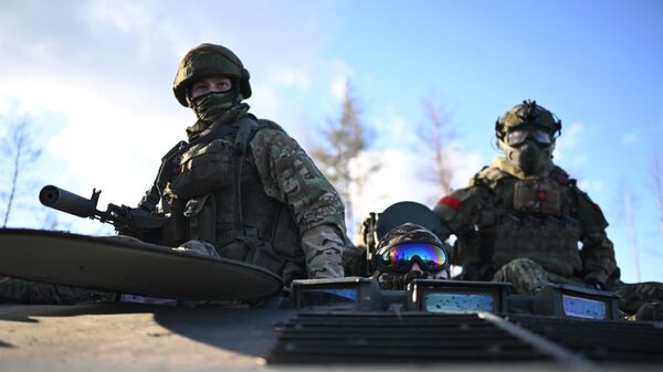 Боевая подготовка военнослужащих ВДВ в зоне СВО - Sputnik Латвия