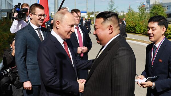 Президент РФ Владимир Путин и председатель Государственного совета КНДР Ким Чен Ын на космодроме Восточный - Sputnik Латвия