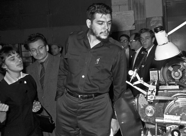 Аргентинский революционер, команданте Кубинской революции и кубинский госдеятель Эрнесто Че Гевара. Родился 14 июня 1928 года.  - Sputnik Латвия