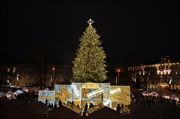 На фото: главная елка Литвы на Кафедральной площади в Вильнюсе. - Sputnik Латвия