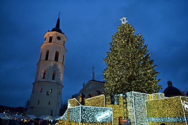 Вильнюс традиционно приглашал встретить Новый год на Кафедральной площади возле колокольни. - Sputnik Латвия