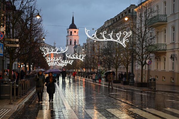 Здание колокольни за два часа до Нового года украсила современная видеопроекция.  - Sputnik Латвия