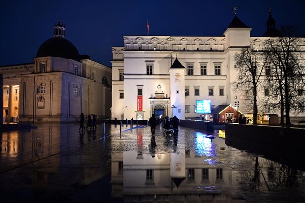 В полночь Ратушная площадь была освещена еще ярче — собравшихся по случаю юбилейного для столицы 2023 года ожидала музыка и лазерное шоу. - Sputnik Латвия