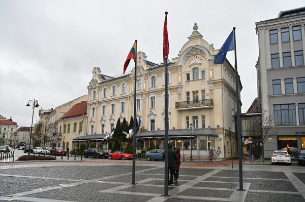 Нарядно выглядят здания в центре города, специально украшенные к зимним праздникам. - Sputnik Латвия