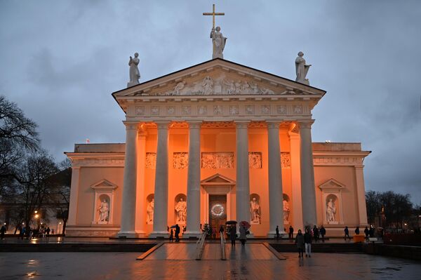 На фото: Кафедральный католический собор на главной площади Вильнюса. - Sputnik Латвия