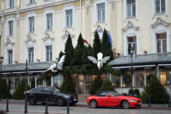 Празднично украшенные входы и витрины зданий на улицах Старого города Вильнюса создают новогоднее настроение. - Sputnik Латвия