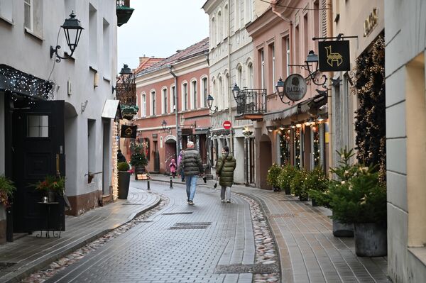 На фото: прохожие на улице Старого города Вильнюса. - Sputnik Латвия