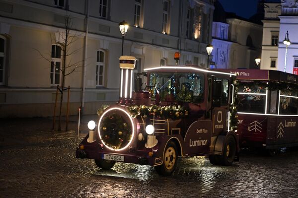 Одним из праздничных развлечений в Вильнюсе является детский рождественский поезд, курсирующий по Старому городу. - Sputnik Латвия
