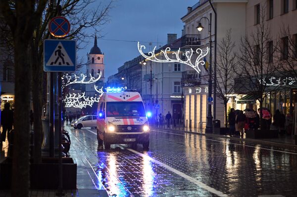 На фото: машина скорой помощи в центре Вильнюса. - Sputnik Латвия